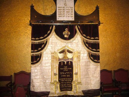 Hekhal de la synagogue complètement rénovée.